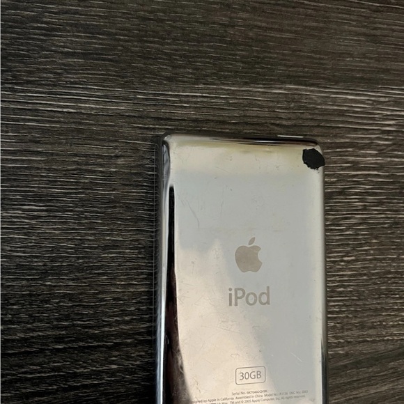 Apple iPod White Portable Media Player - Picture 2 of 4